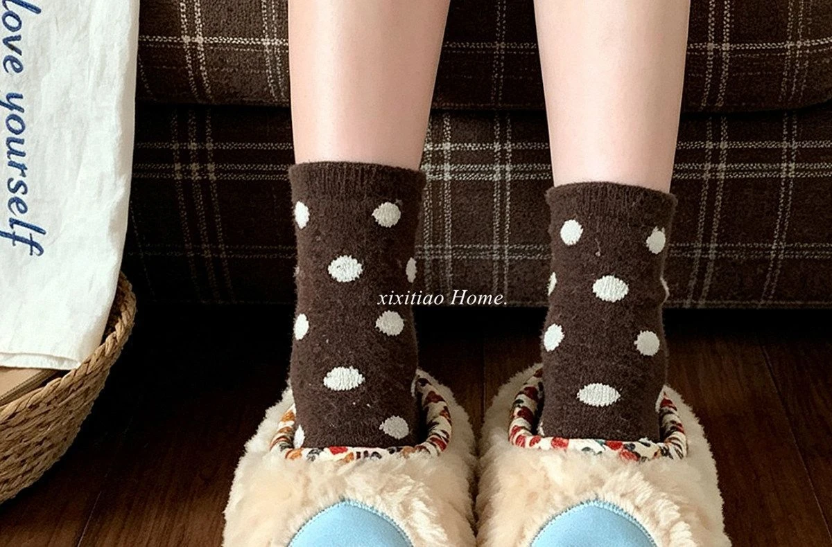 Designer-Hausschuhe mit Blumenmuster, flauschige Damen-Pilz-Hausschuhe, kreative Indoor-Schuhe, klobige flache flauschige Slides für Damen – Detail 21