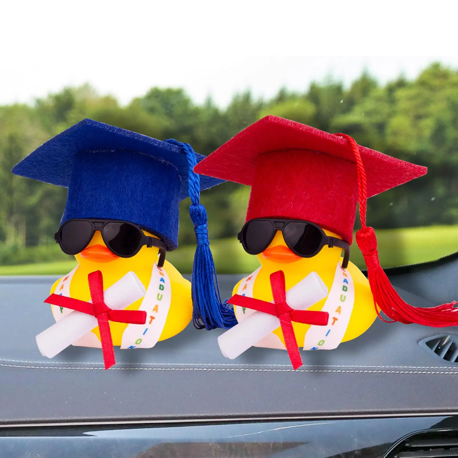 مجموعة واحدة من زينة سيارة البط المطاطي للتخرج، ديكور لوحة قيادة السيارة على شكل بطة مطاطية مع نظارات وشاح قبعة التخرج الصغيرة