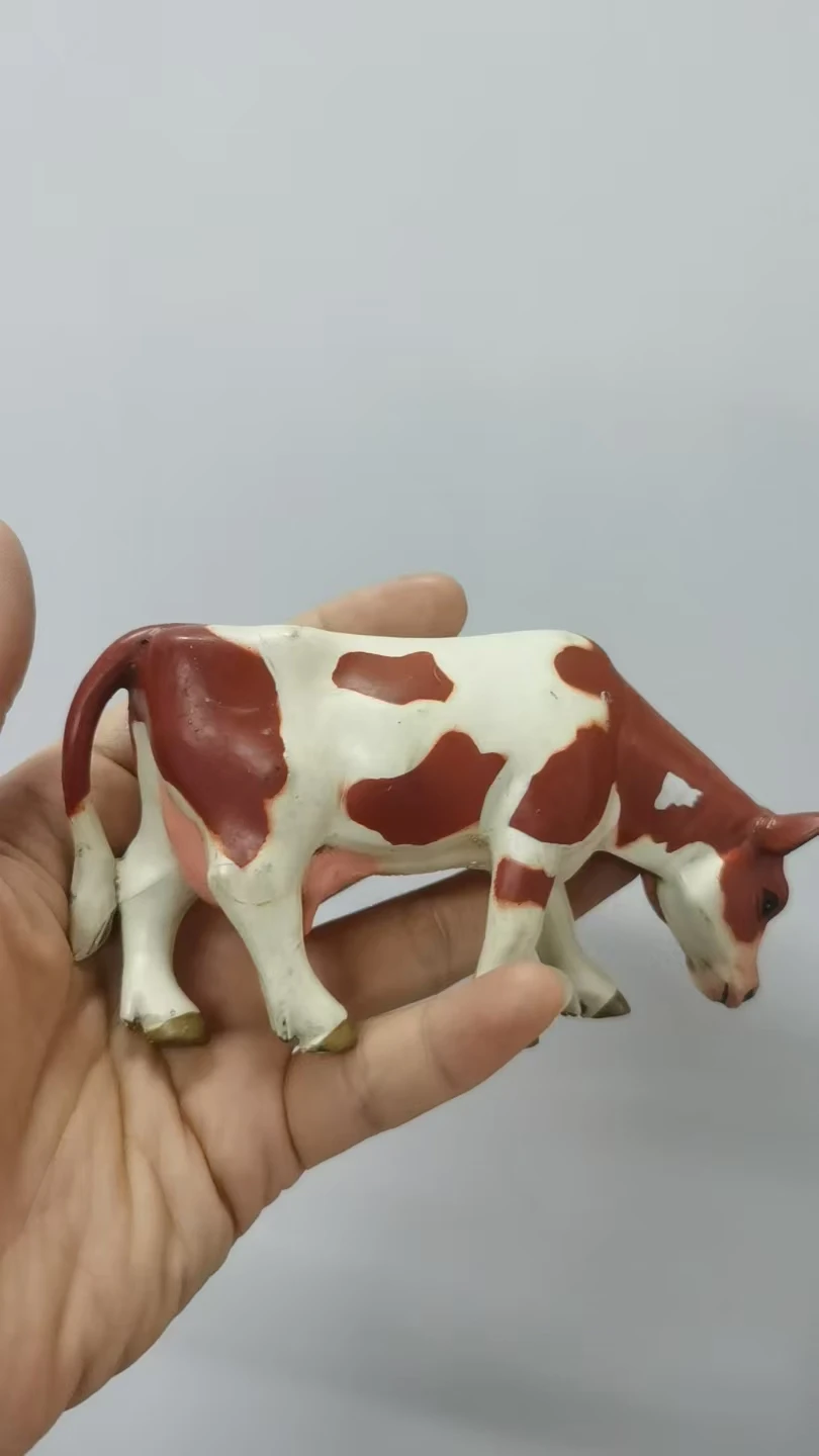 

Поврежденная грязная фигурка из ПВХ, модель животного, корова, снятая с производства.