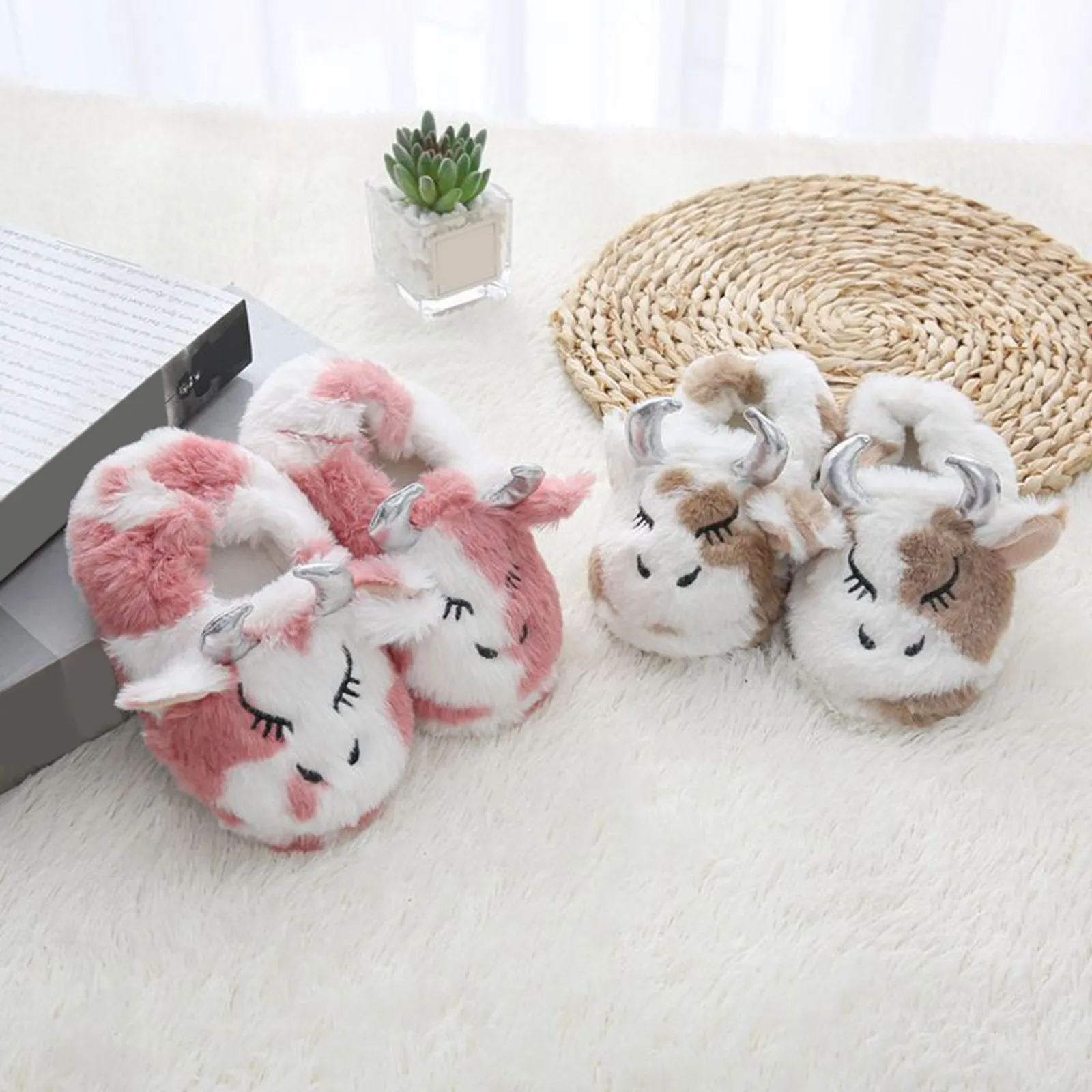 รองเท้าแตะเด็กผ้าฝ้ายลายการ์ตูนวัวสำหรับใส่ในบ้าน อุ่นสบายในฤดูหนาว