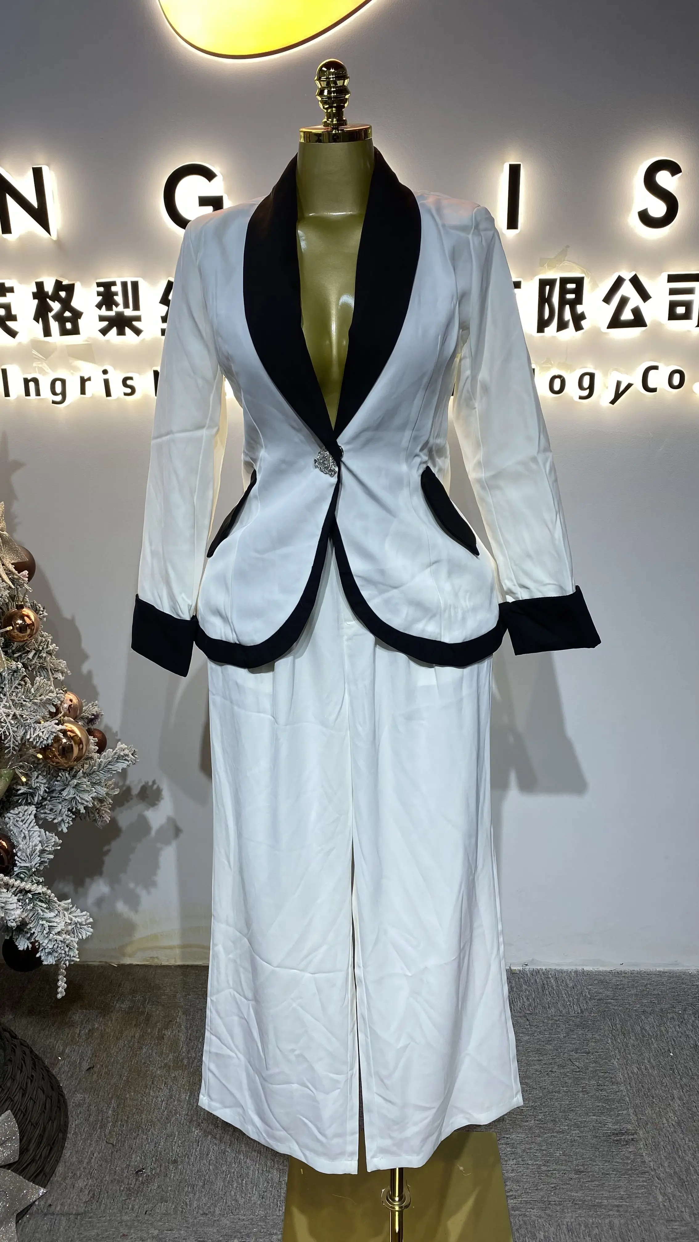 

Fashionable and fragrant sports jacket and skirt set, 2-piece set, suitable for women.-GZXX390