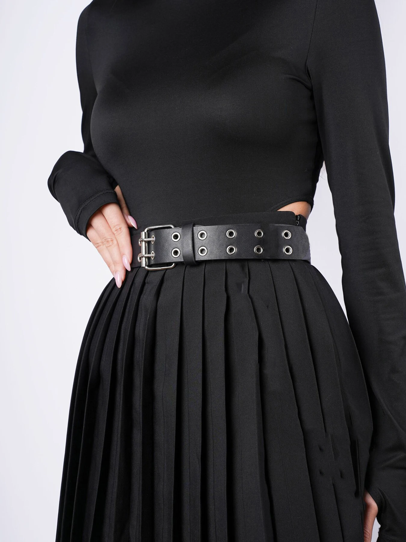 

Стильный женский ремень из полиуретана с перфорированным дизайном, универсальный для пар различных нарядов, подходит для повседневного ношения.