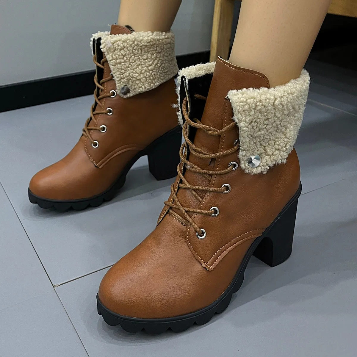 Botas de tacón alto para mujer, botines informales cálidos de felpa, zapatos de tacón grueso, botas modernas de plataforma, novedad de invierno, 2024