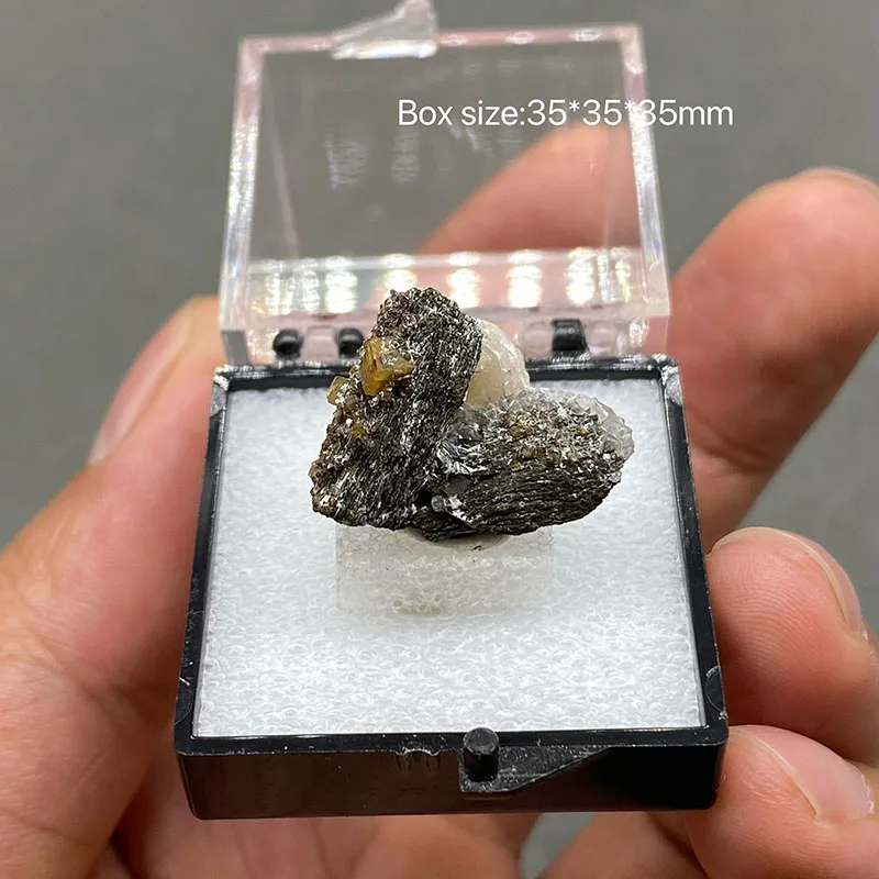 100% natural epidote and chabazite crystal symbiosis rough stone specimen healing crystal （crystal floating growth）