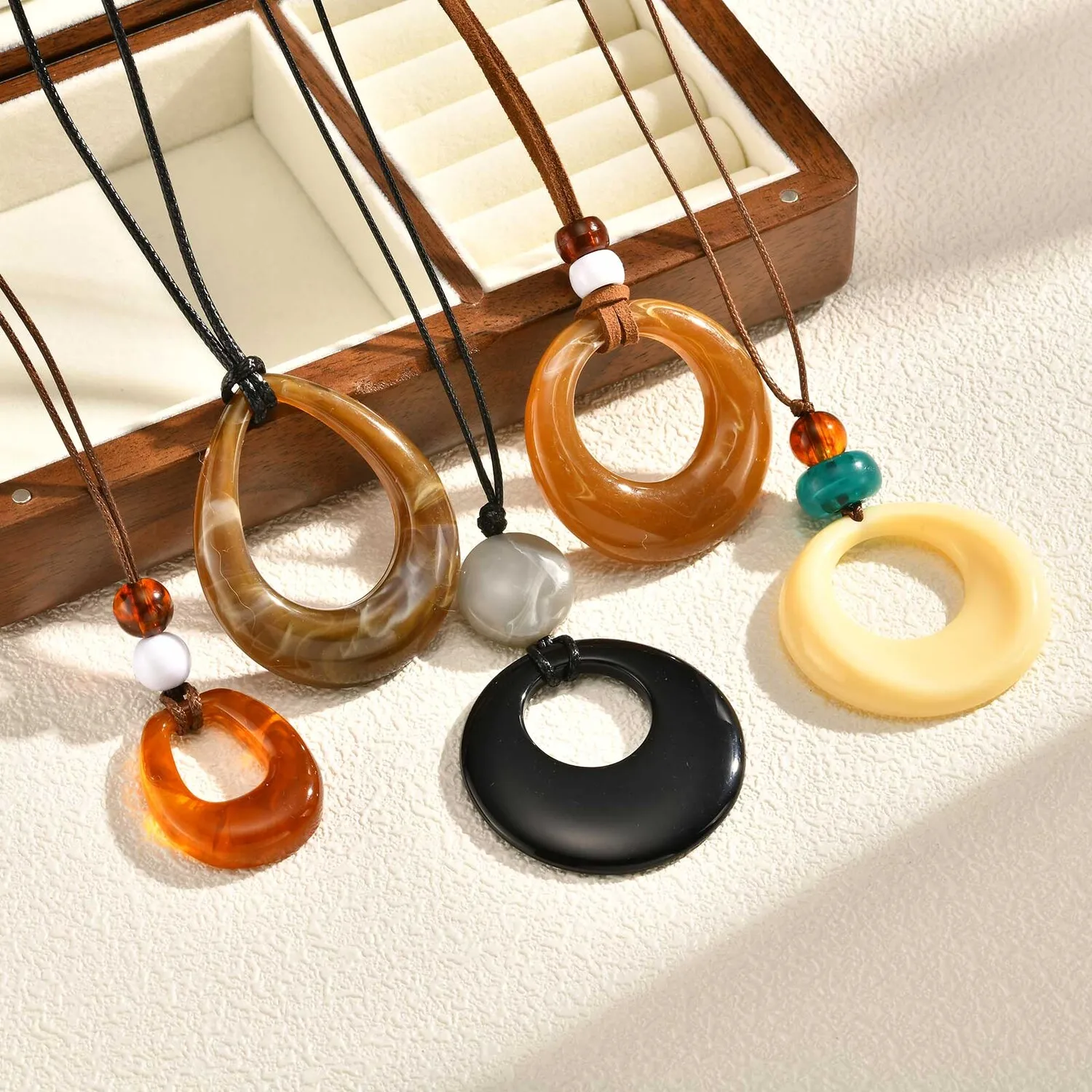 

Boho Resin Necklace for Women, Vintage Round Hollow Pendant Long Rope Chain, Y2K Fashion Sweater Chain Jewelry