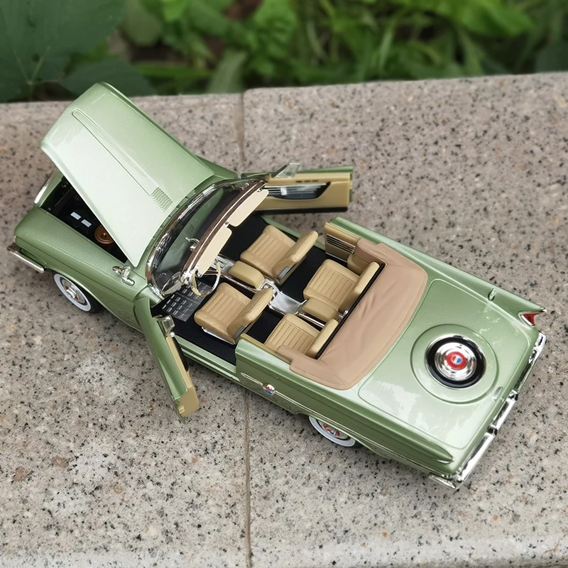 1:18 Chryslers 300FC 1960 Alloy Sports Car Model Diecast Metal Classic Retro Old Vehicle Car Model High Simulation Kids Toy Gift
