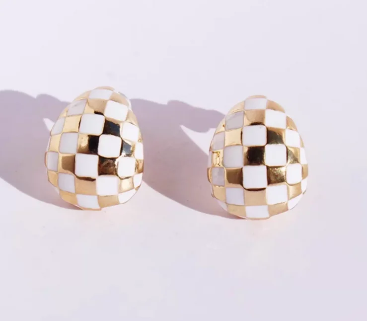 Japanese and Korean fashion temperament white enamel glaze drop earrings fashion commuter checkerboard earrings Joker earrings