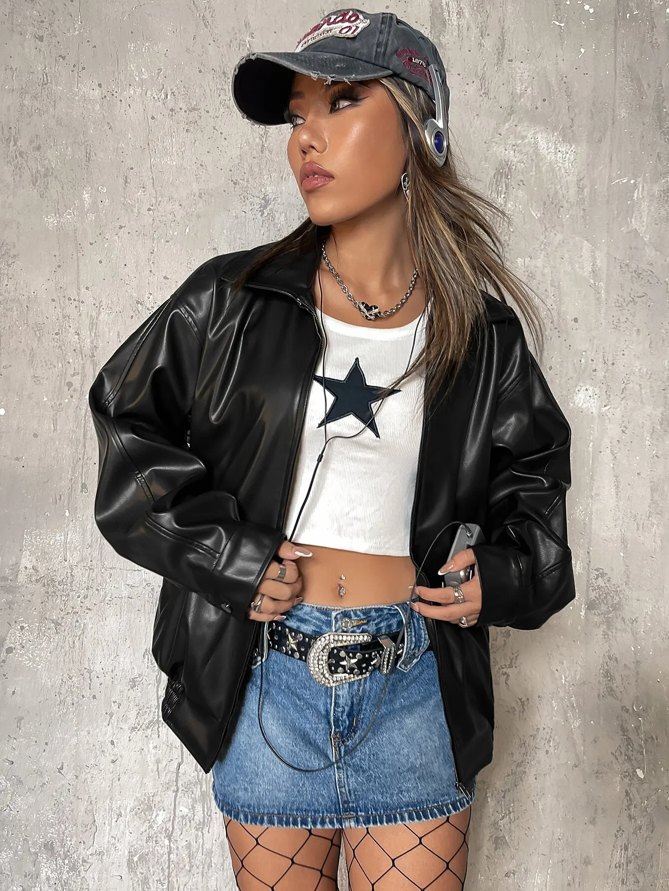 جاكيت نسائي أسود من الجلد الصناعي بأكتاف منخفضة وسحاب، بأسلوب ملابس الشارع للخريف والشتاء