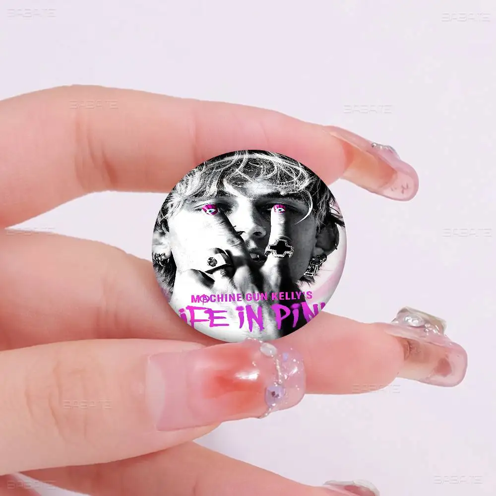 مغني الراب MGK M-آلة بندقية K-كيلي الإبداعية صفيح لينة زر دبابيس الحيوان أيقونة بروش التلبيب على ظهره شارة الملحقات دبوس #6