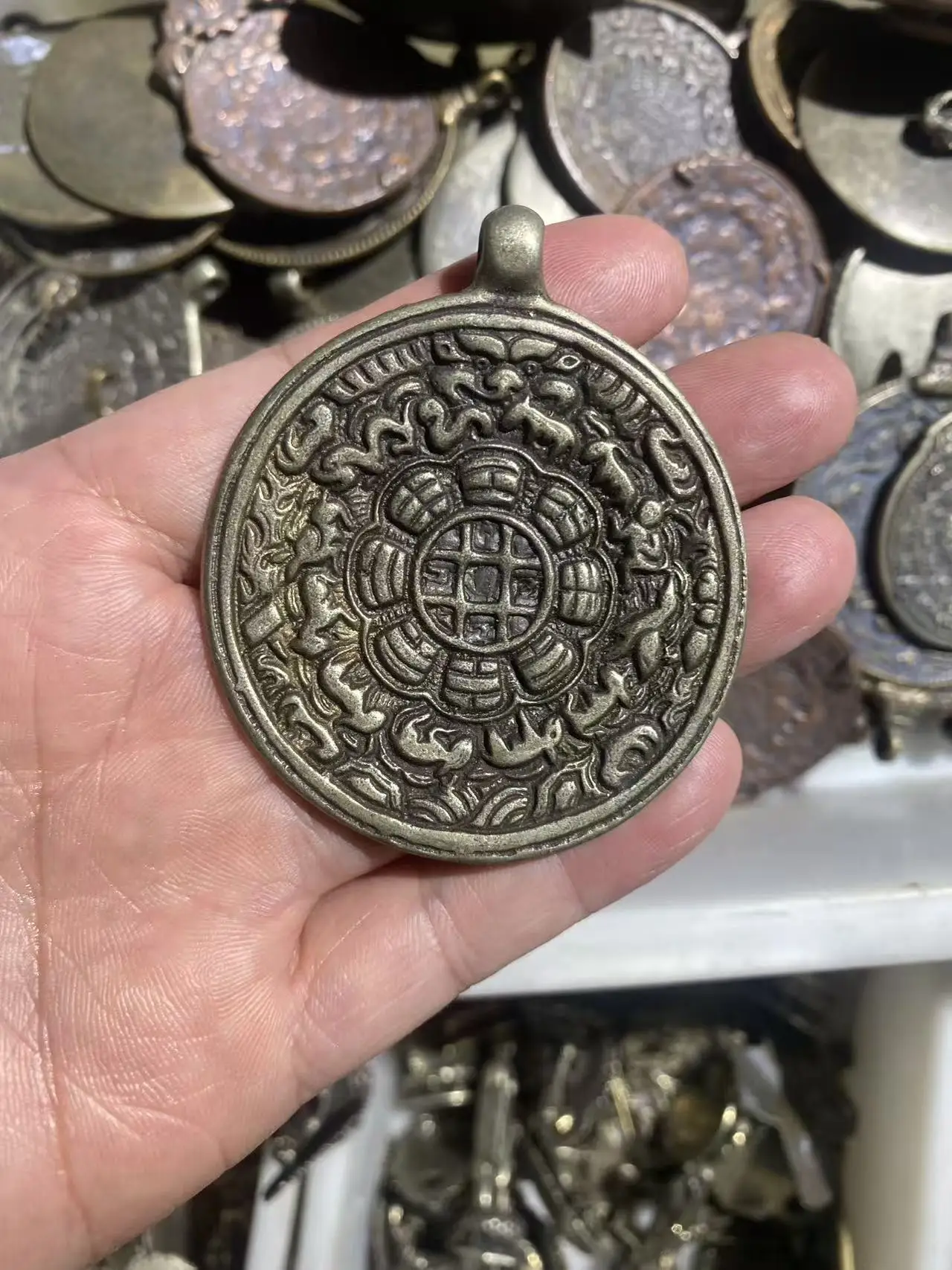 1pcs/lot Ancient culture heritage Tibetan-style nine-palace eight-trigram copper pendant double-sided cold iron nine-palace