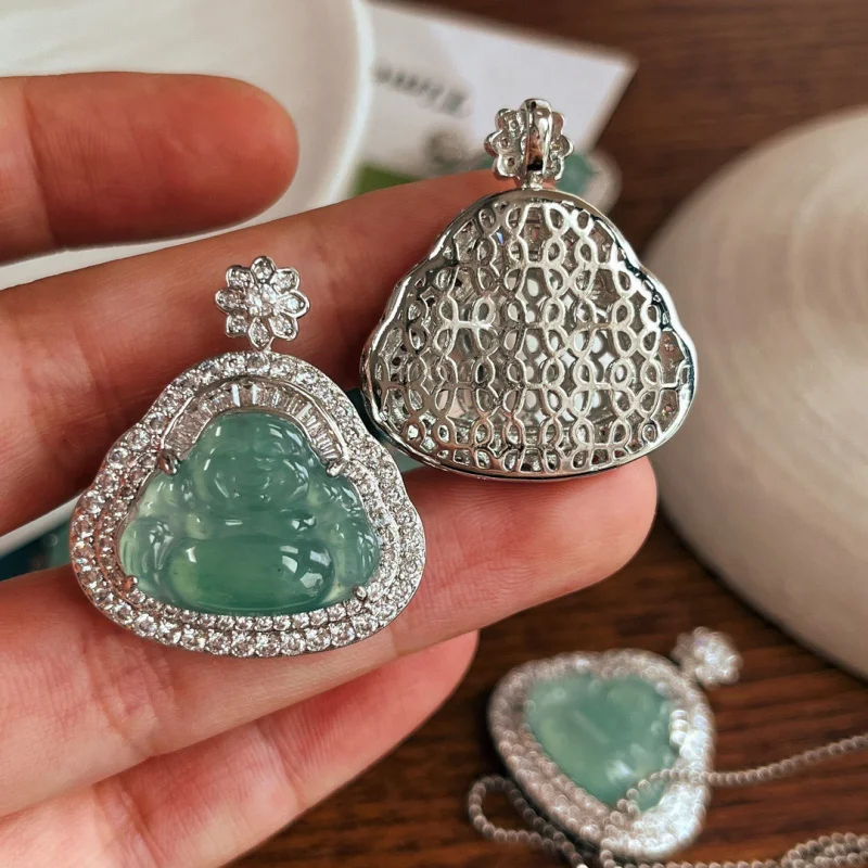 

Natural emerald pendant moisturizing