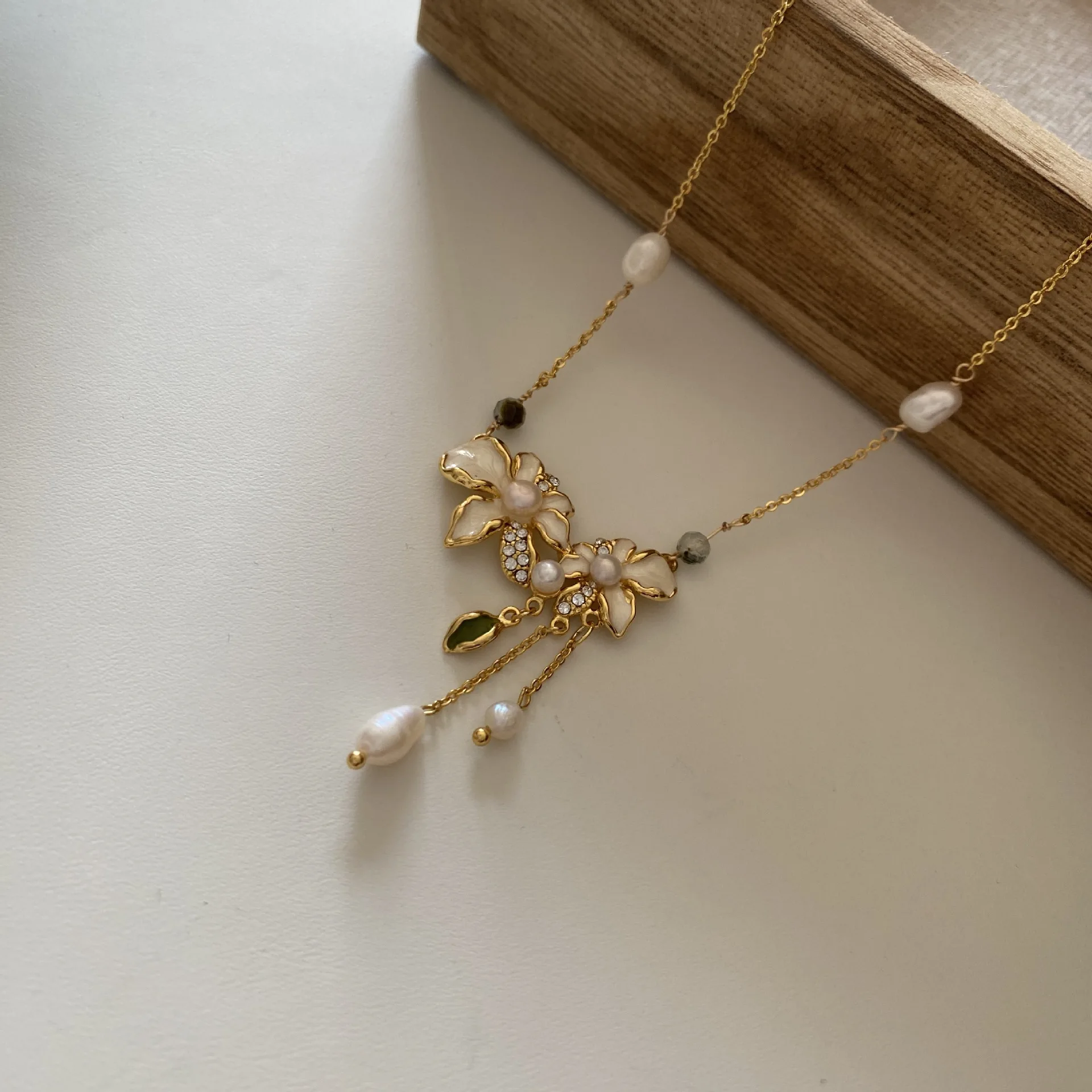 

Drip Glazed Flower Inlaid Pearl Metal Necklace With High-end, Sweet And Exquisite Design Temperament Collarbone Chain