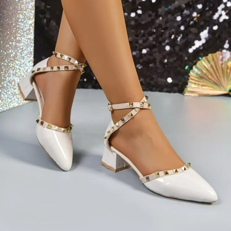 

Летние новые стильные модные удобные и элегантные банкетные остроконечные однотонные туфли с заклепками, износостойкие женские туфли на высоком каблуке