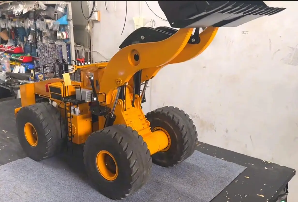 L2350 RC Loader 1/14 150KG Hydraulic RC Loader Metal Model with Double Pump Smoke System Adult Remote Control Car Model Toy