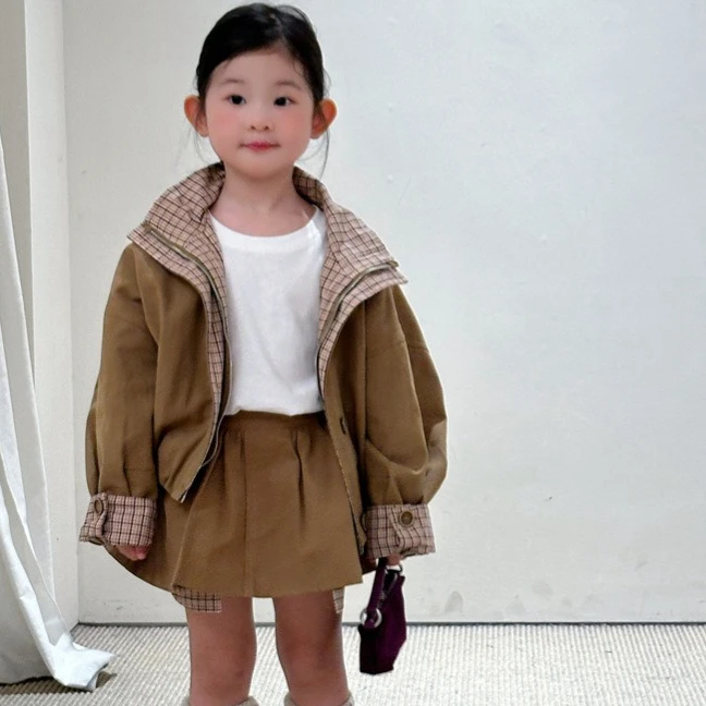 

Girls Suit 2025 Autumn and Winter New Childrens Clothing Girl Baby Retro Splicing Plingham Cardigan Coat Pleated Skirt Two Sets