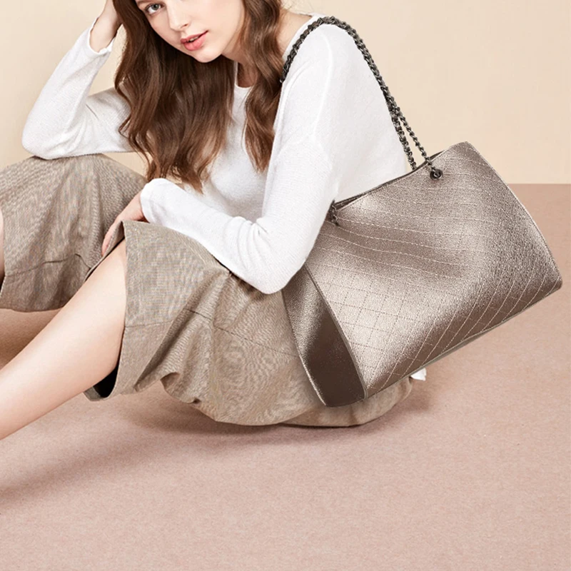 

Two-piece women's bag; chain strap shoulder bag; large capacity beach bag made of PU material suitable for daily use.