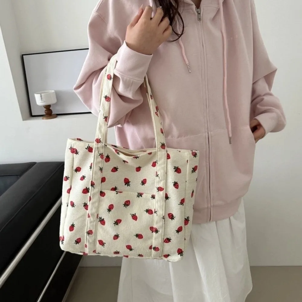 กระเป๋าผ้าลายผลไม้สตรอว์เบอร์รี กระเป๋าสะพายไหล่สไตล์เกาหลี ความจุเยอะ ใช้ได้กับทุกชุด กระเป๋าถือลายผลไม้ สตรีทแวร์