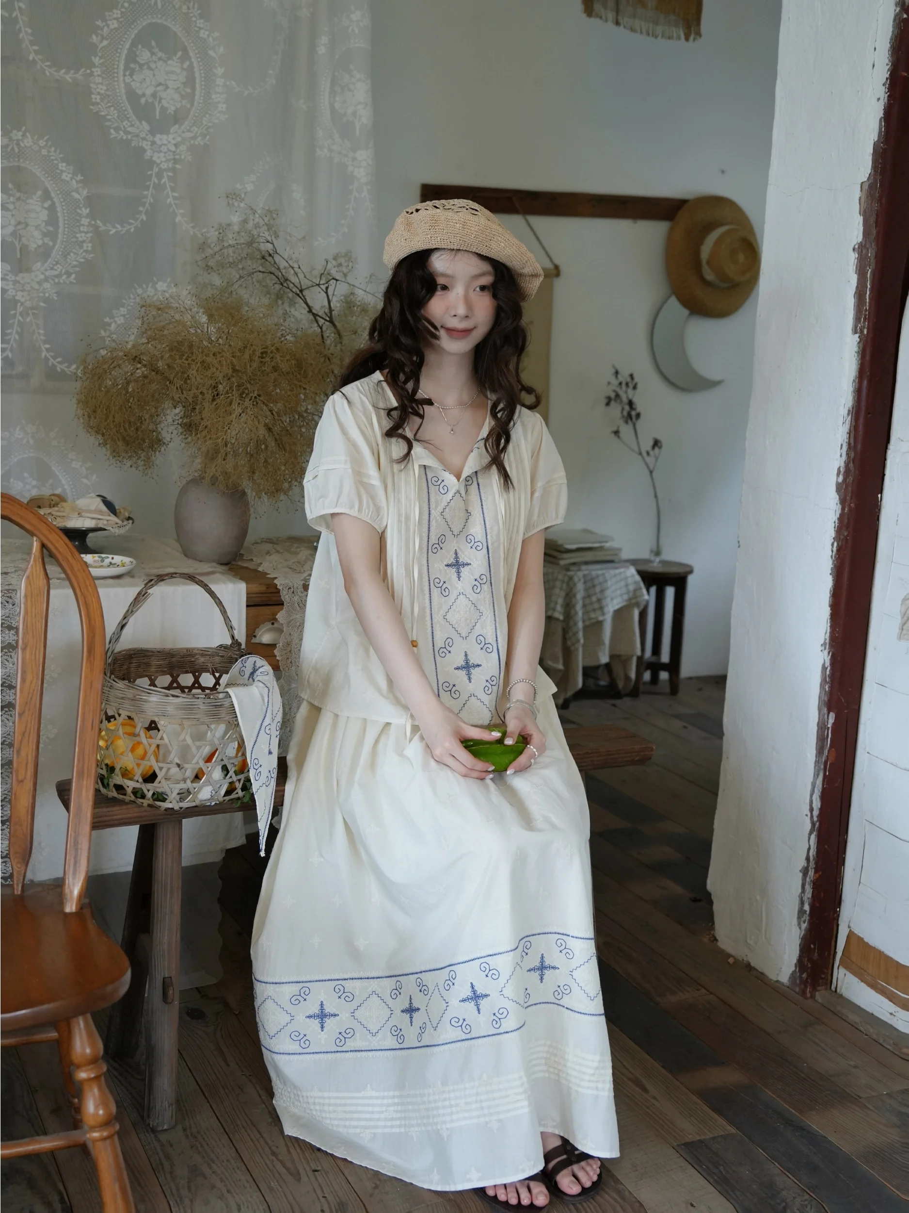 

Хлопковый топ с вышивкой синими цветами и юбка с позиционной цветочной вышивкой, летняя коллекция White Sketch Mountain Has Cassia