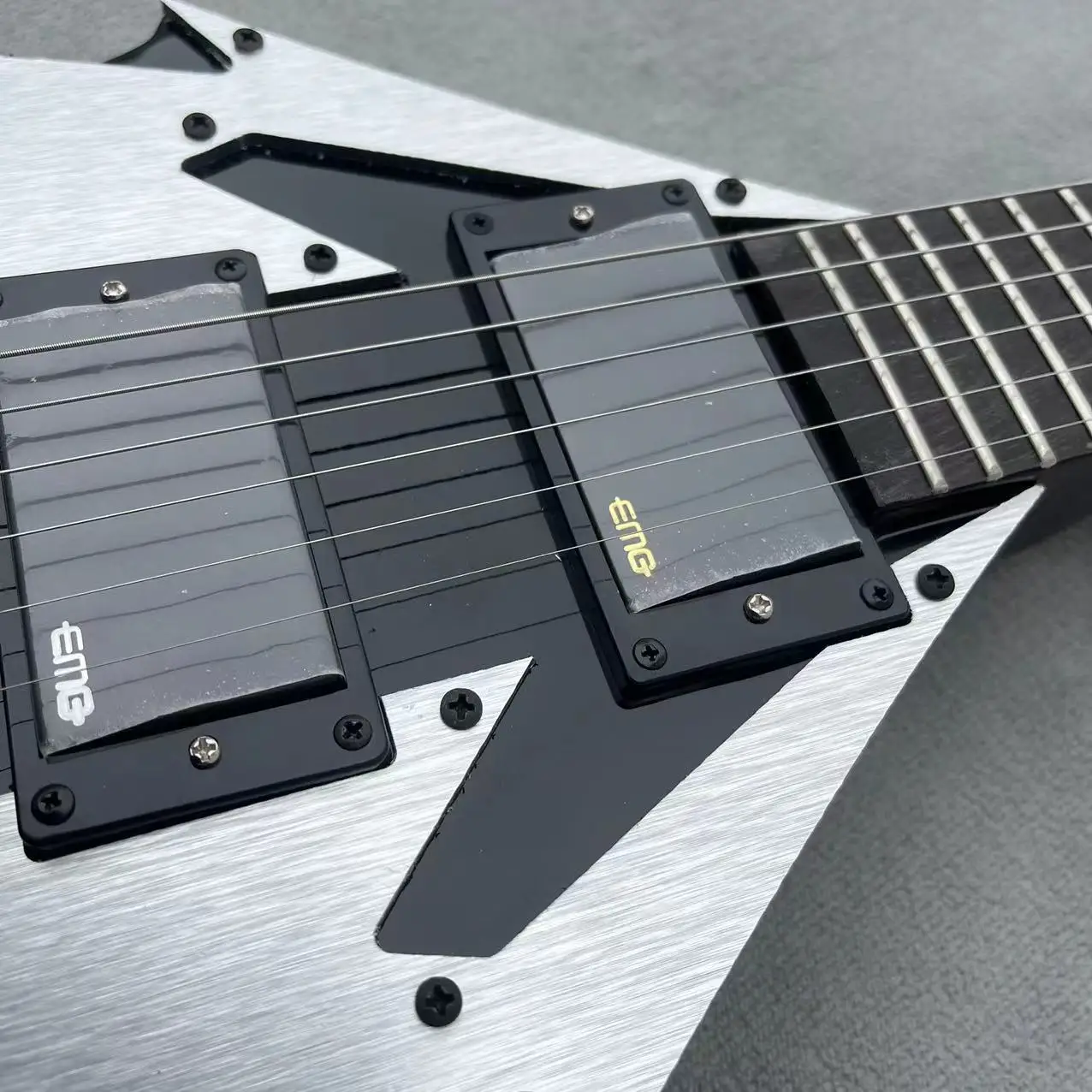 Guitarra Eléctrica irregular de 6 cuerdas, brillo de altura de guitarra negra, panel protector de aluminio y plástico cepillado, real pi de fábrica