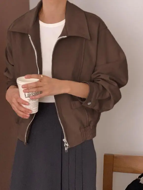 

Осенняя новая однотонная модная короткая куртка с лацканами в мотоциклетном стиле для женщин, крутая и красивая коричневая куртка на молнии