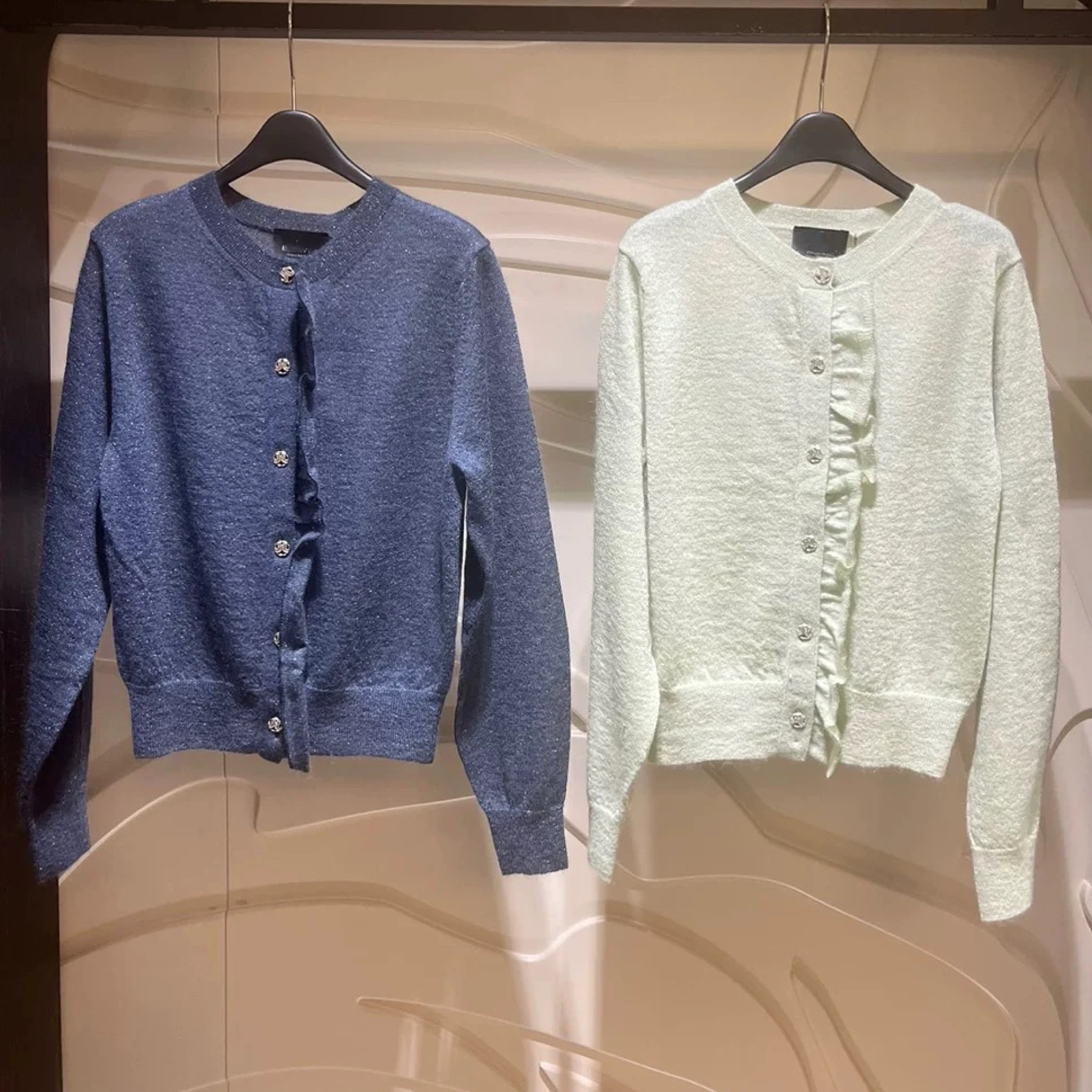 

Элегантный вязаный шерстяной кардиган с круглым вырезом, декоративными деревянными элементами, приталенный, с длинными рукавами, для повседневной носки, весна 2025