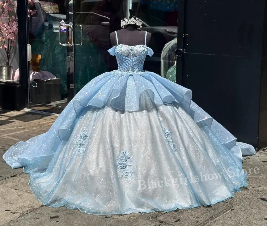 Vestidos de princesa azul cielo brillante para quinceañera, exquisitos vestidos de lentejuelas con volantes y hombros descubiertos para quinceañeras de 15 años, 2024