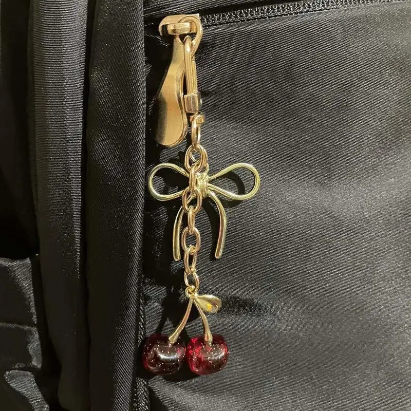 Kirsch-Schleifen-Schlüsselanhänger, goldfarben, mit rotem Kirsch-Anhänger, Taschenanhänger, Schlüsselring für Damen und Mädchen, süßer Handtaschen-Anhänger, Schmuck-Accessoire, Geschenk – Detail 3