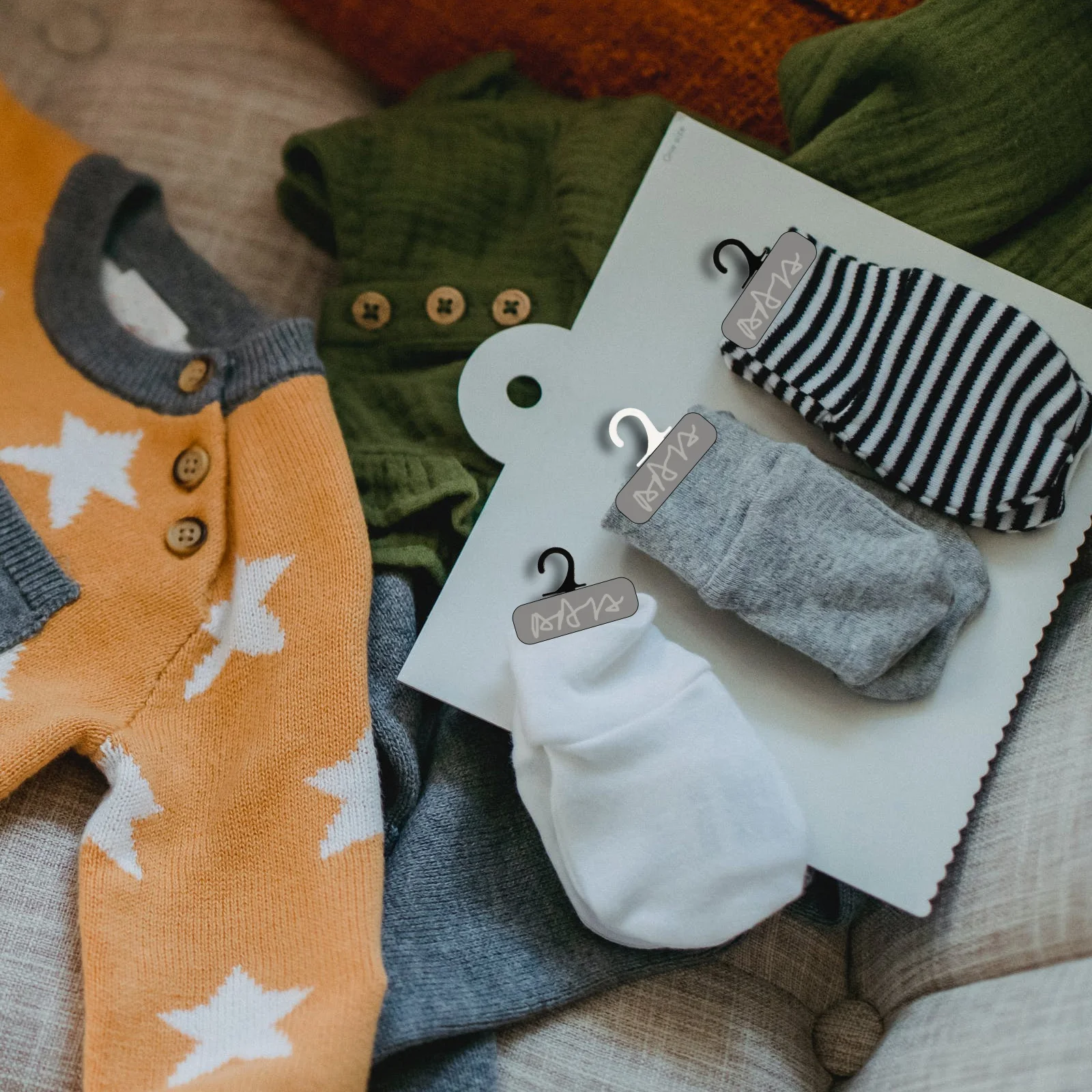 

400Pcs Sock Display Hooks Plastic Practical Hanging Tools for Socks Small Lightweight Retail Display Sock Hangers