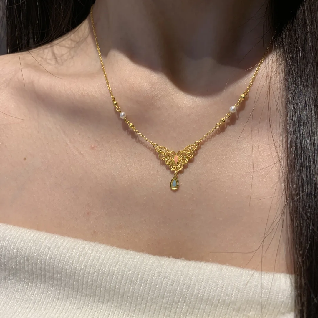 Vintage hollow out butterfly pendant exquisite and dreamy green water droplet necklace light luxury collar chain wedding jewelry