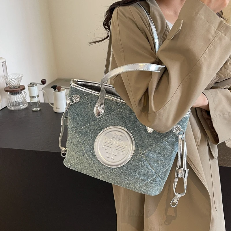 Denim bag for women with large capacity, 2024 new summer casual shoulder diamond plaid bag, class commuting tote bag