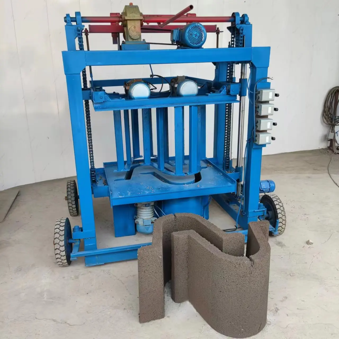 Diesel Engine Powered Semi-Automatic Block Making Machine, Portable Design for Making Various Concrete Bricks and Pavers on Site