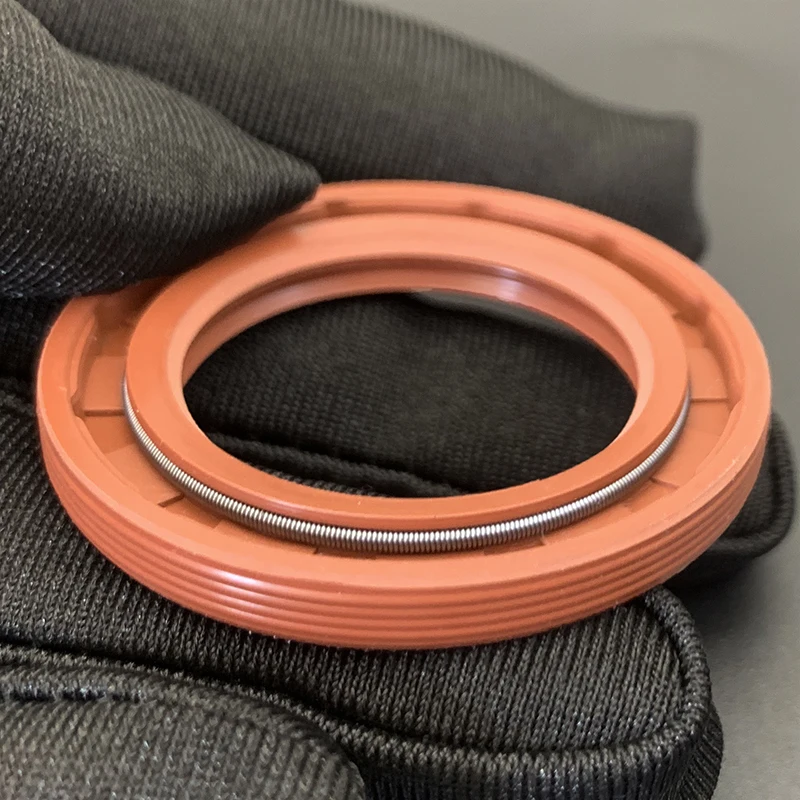 Seal ring berbahan fluororubber TG4, rangka/selempang oli, diameter dalam (ID) 25mm, diameter luar (OD) 32mm~62mm, bentuk bibir, seal berputar, tahan penuaan dan tahan ozon, berbahan FKM