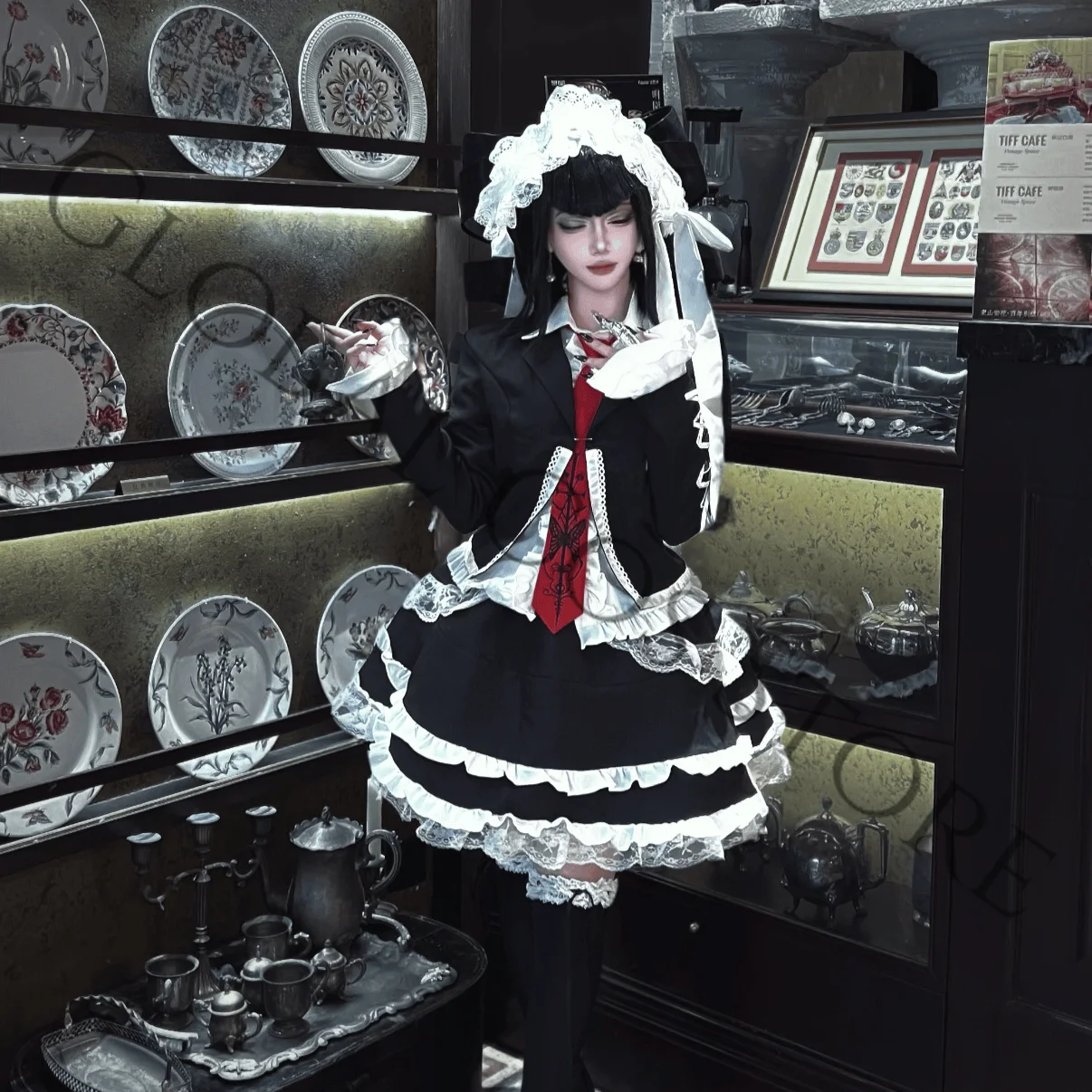 Disfraz de cosplay de Celestia Ludenberg, personaje de la serie de anime Danganronpa, con vestido de estilo gótico lolita y peluca de volumen romano, ideal para fiestas de Halloween y juegos de rol.