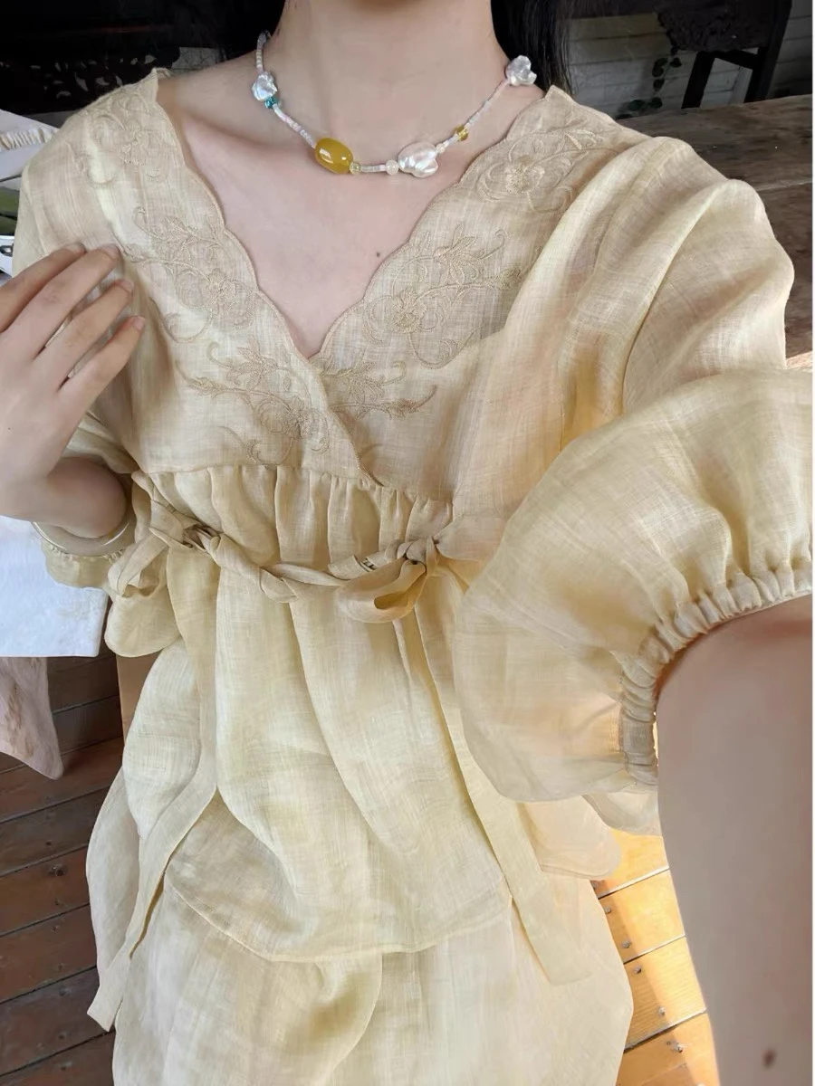 

Женский комплект: топ Spring Fog Chien из желтого льна с объемной вышивкой и эластичная расклешенная юбка с вышивкой для повседневной носки