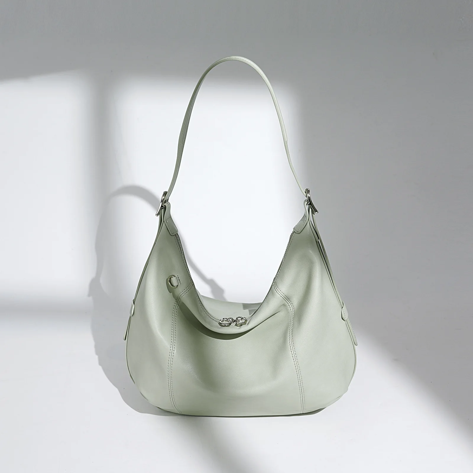 

2026 New Early Spring One Shoulder Messenger Bag Design Commuter Versatile Fashion First Layer Cowhide Niche High Relaxation