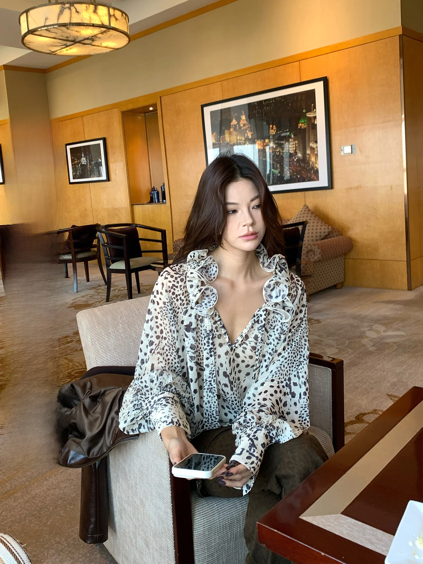 

Handmade Long Sve Women's irt with Flounce Hem And Leopard Print V Ne French Sle Loose Fit Polyester Fabric Breathable