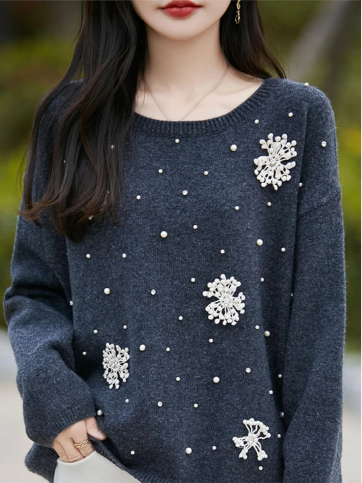 

Потрясающий белый вязаный свитер с жемчужной отделкой, свободный крой, круглый вырез, верхняя одежда для осени и зимы, шерстяной топ, модный и элегантный.