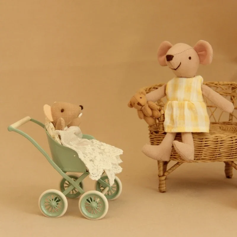 Carro de bebê em miniatura em escala 1:12 adequado para móveis e decorações de casa de bonecas Bjd Ob11