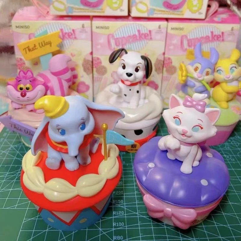 Original Disney Cupcake Serie Blind Box Dumbo Lucifer Katze Anime Figur Kawaii Mystery Box Raumdekoration Sammlung Modell Puppe