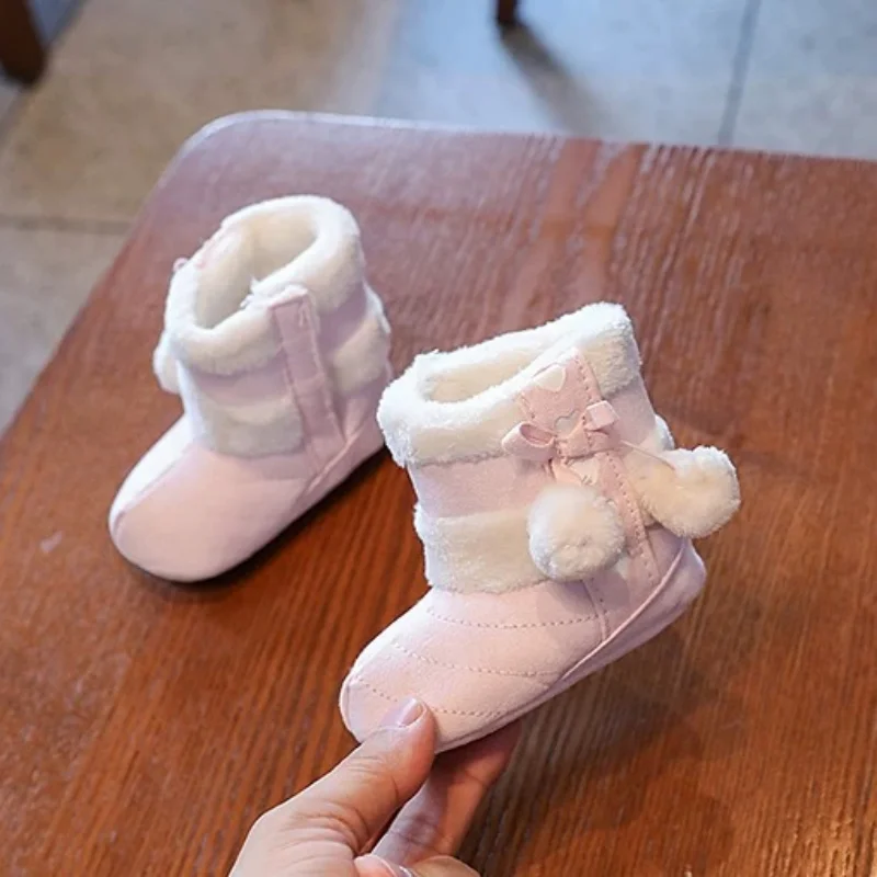 0–1 Jahre alte Herbst- und Winter-Baby-Wanderschuhe mit weichen Sohlen für Jungen und Mädchen, dicke und warme Korallen-Fleece-Neugeborenen-Stiefel