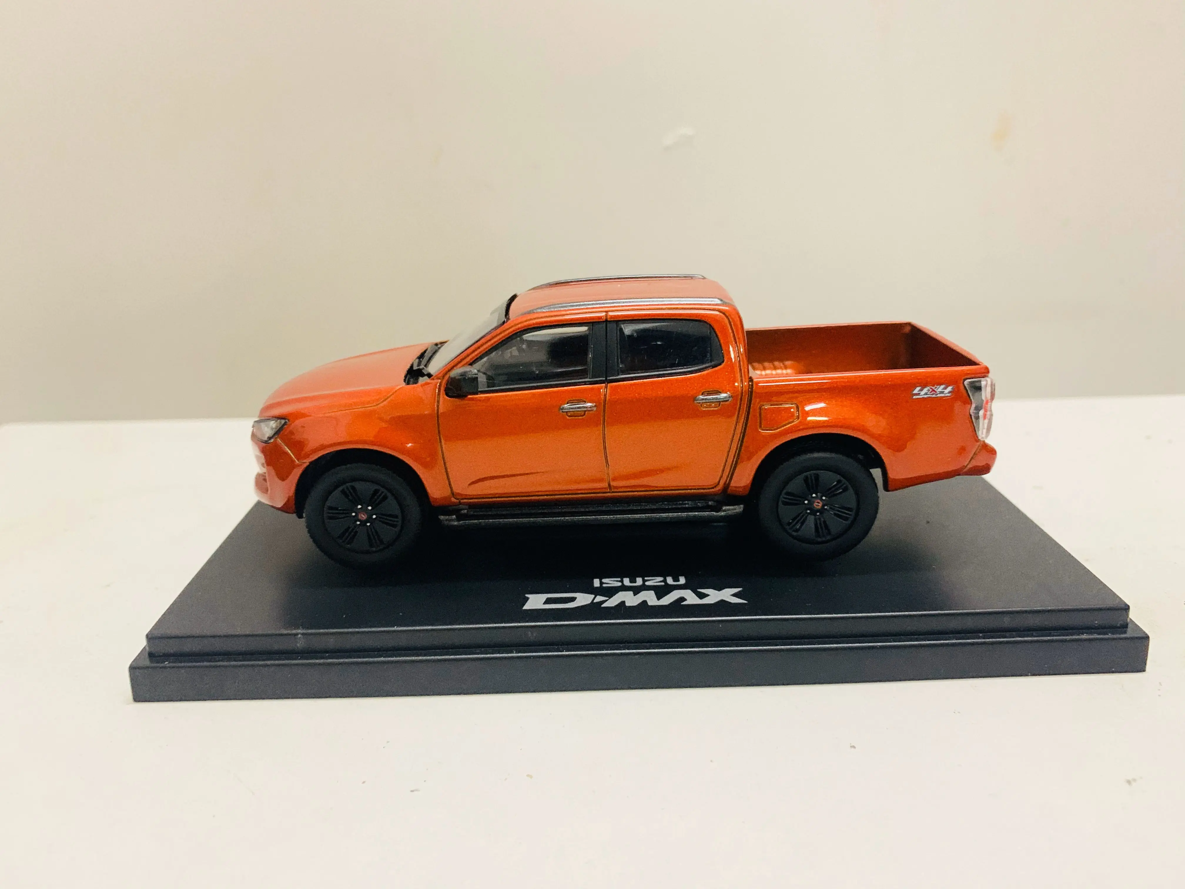 

D-Max 4X 4 Pick Up Orange масштаб 1/43, модель автомобиля, без коробки