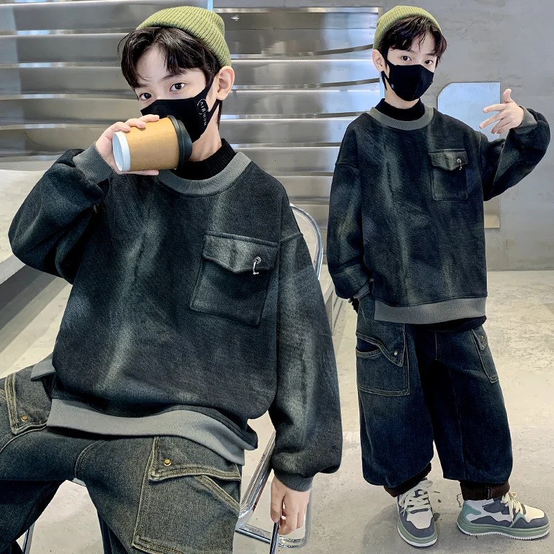 

Новая теплая толстовка для мальчика — модный модный предмет, необходимая для повседневной уличной одежды, контрастных деталей и карманов.