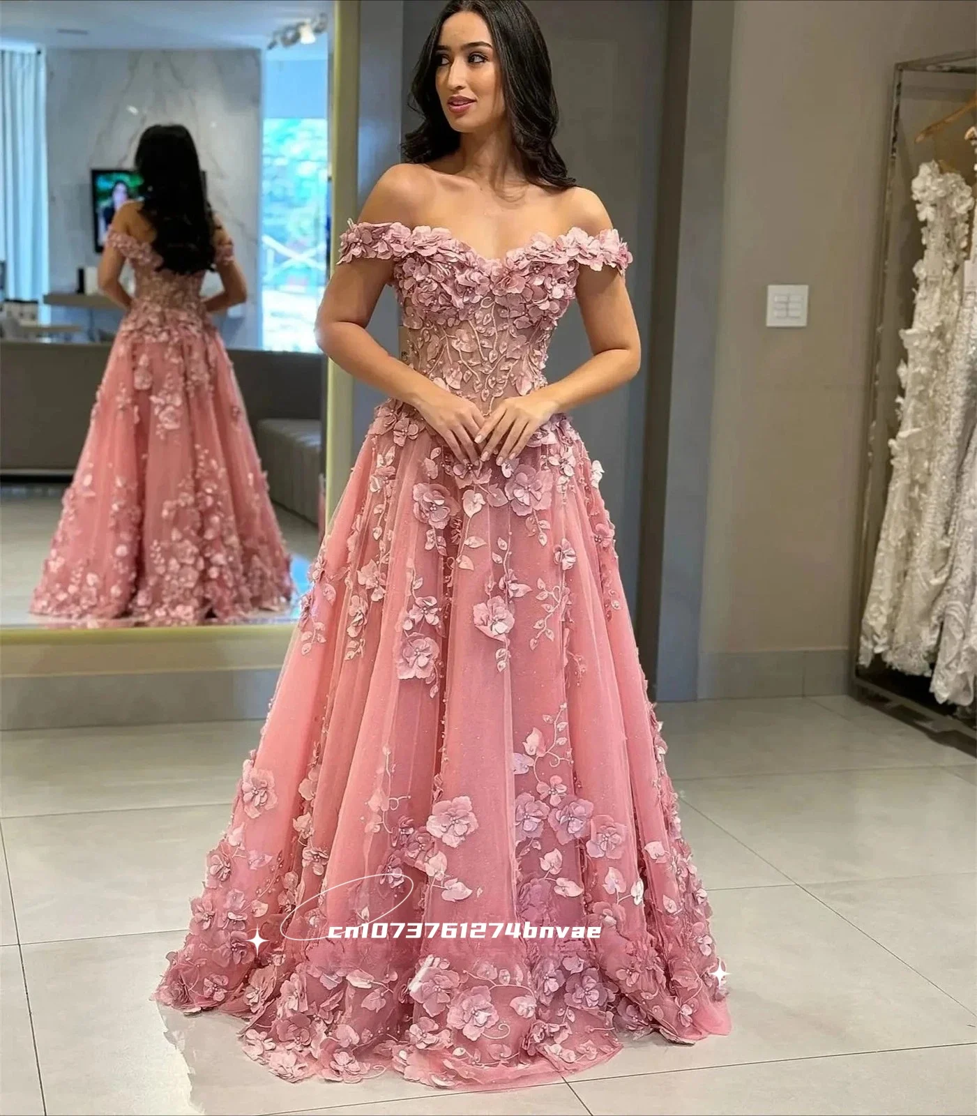 Sukienka na studniówkę z motywem kwiatowym, jasnoniebieska, fason A, długa, formalna suknia wieczorowa, z odkrytymi ramionami, w stylu wróżki.