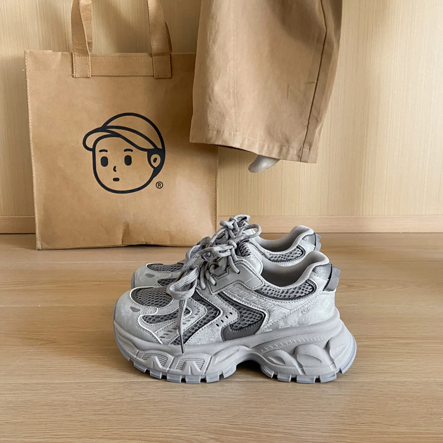 

Новые женские ретро-кроссовки на толстой подошве, серые, повседневные, универсальные, для активного отдыха, комфортные, увеличивающие рост, для весны