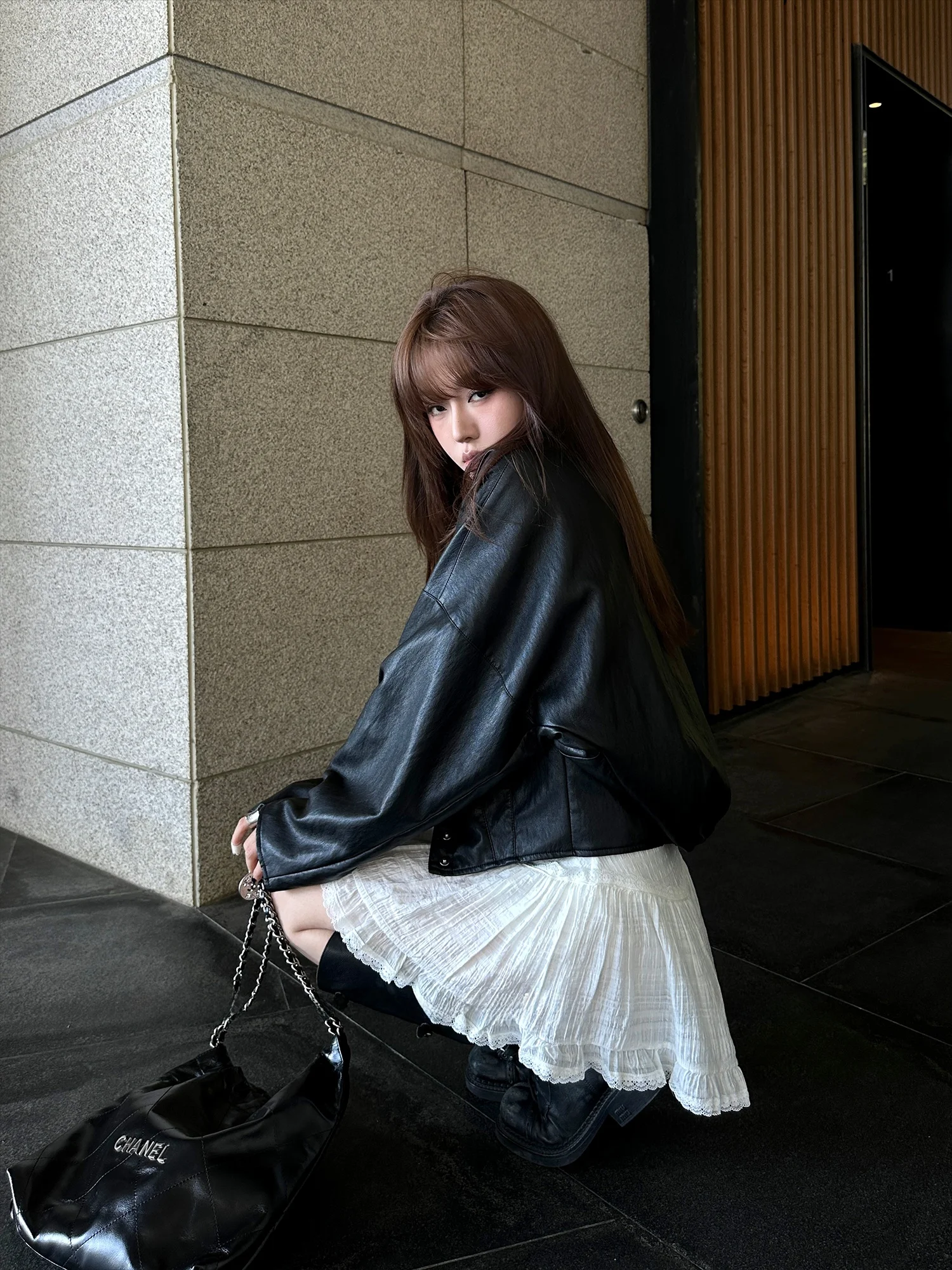 

Женская куртка Falin X из черной искусственной кожи с воротником-стойкой, на одной пуговице, повседневная, стильная, весенняя, укороченная, с глянцевой поверхностью