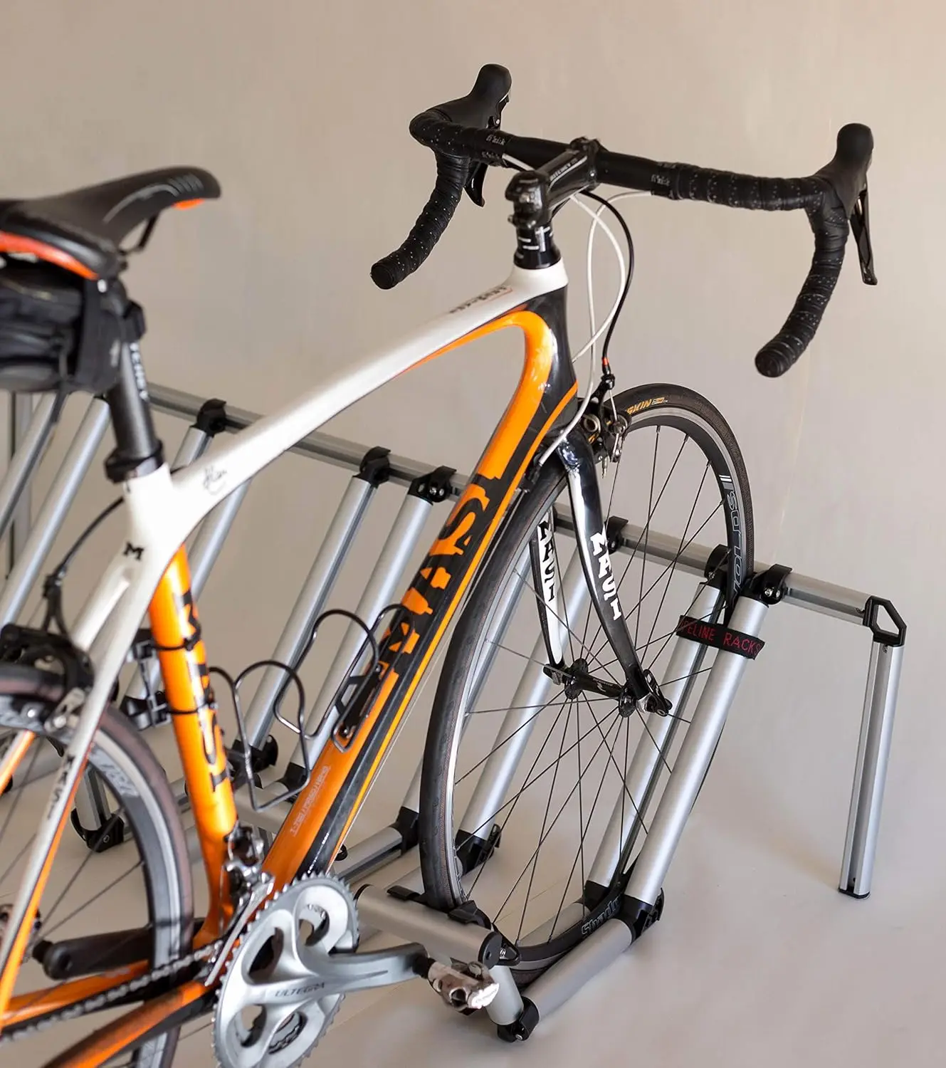 رف سرير شاحنة من الألومنيوم مكون من 4 دراجات - مناسب عالمي للشاحنات كاملة الحجم مع حامل عجلة وميزة نط الإطارات الأمامية #4