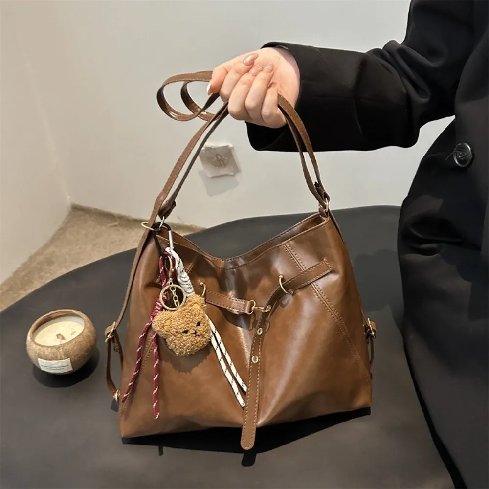 

​ ​ Модный аксессуар ​ ​ Сумка на плечо в стиле ретро из искусственной кожи с подвеской, рюкзак, повседневная сумка большой вместимости для подмышек, повседневная сумка для поездок на работу ​ ​