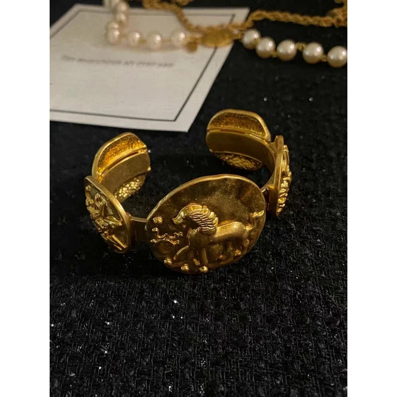 

European and American personality ancient lion bracelet