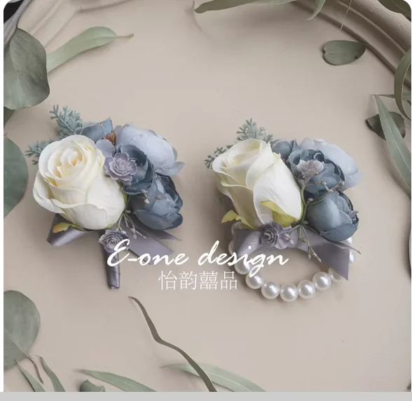 

European-style forest wedding bride groom bridesmaid groomsman wedding corsage wrist flower brothers and sisters group hand comp