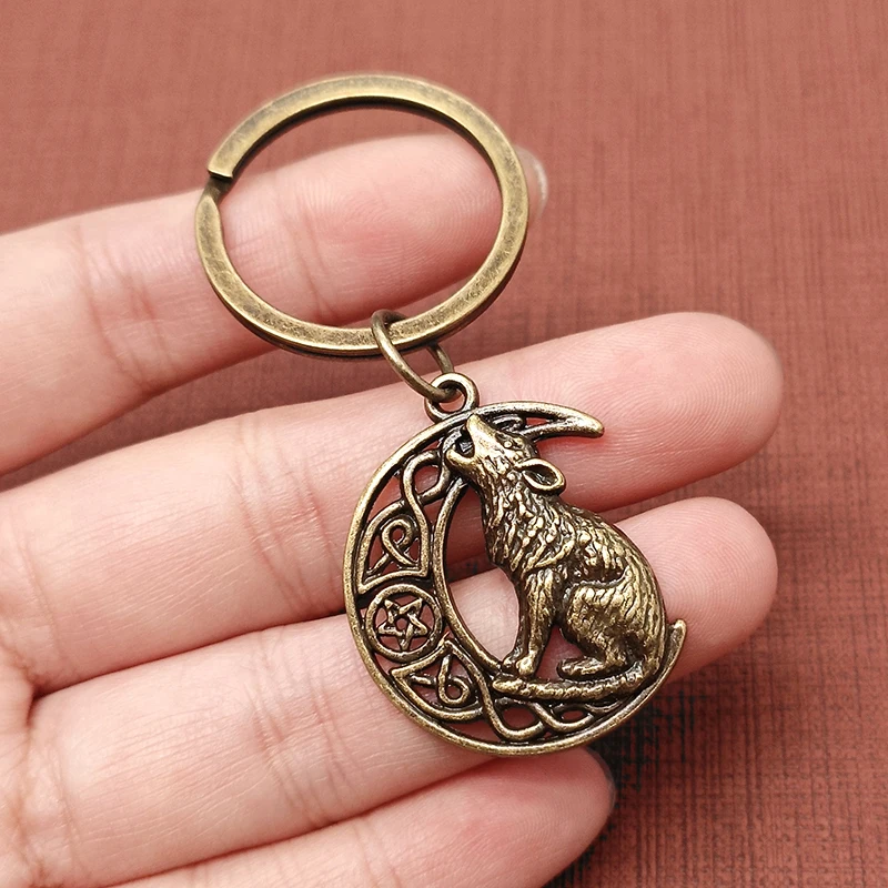 Fashion Viking Wolf Keychains for Men The Wofl Under Moonlight Key Rings Vintage Jewelry Gifts for Party